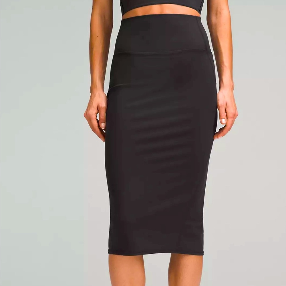 Lululemon Nulu Fabric Black Midi Skirt NWOT
Slim Fit 12 Back Slit